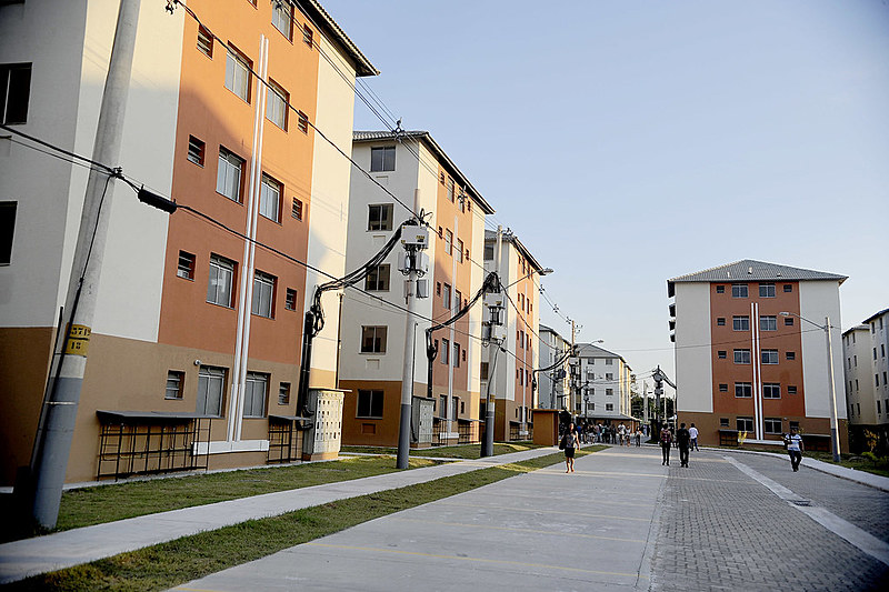 Conjunto construído pelo programa no Rio de Janeiro. Não há contratações para novas unidades para faixas de menor renda