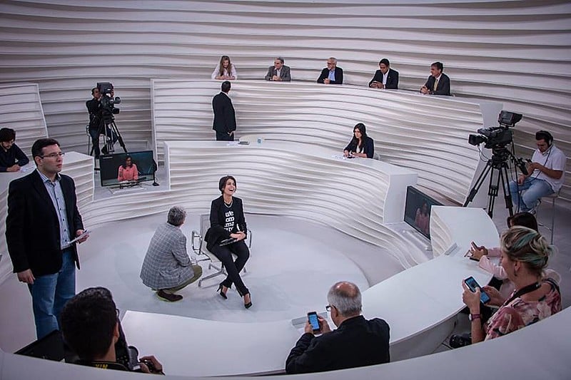 A candidata era atacada a todo momento e foi interrompida mais de 60 vezes em 75 minutos de programa