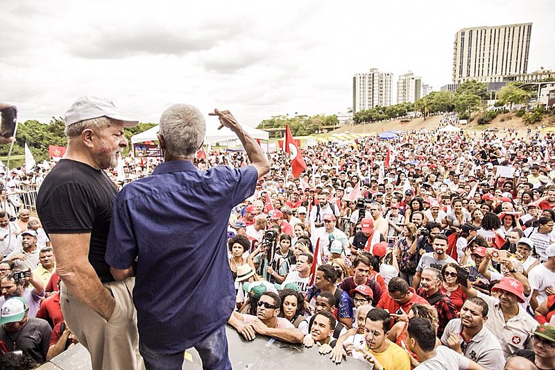 O pescador Vininho Nogueira relata o sofrimento que passa após o rompimento da barragem do Fundão, em Mariana.