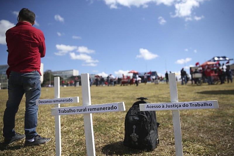 Integrantes de Centrais Sindicais ocuparam o gramado em frente ao Congresso em protesto contra a reforma trabalhista, em julho
