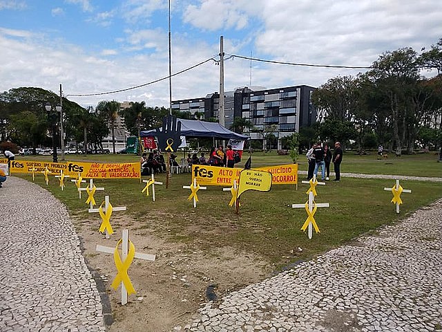 Protesto por iniciativa do Fórum de Entidades Sindicais, com foco central em adoecimento e o crescente número de suicídios entre servidores