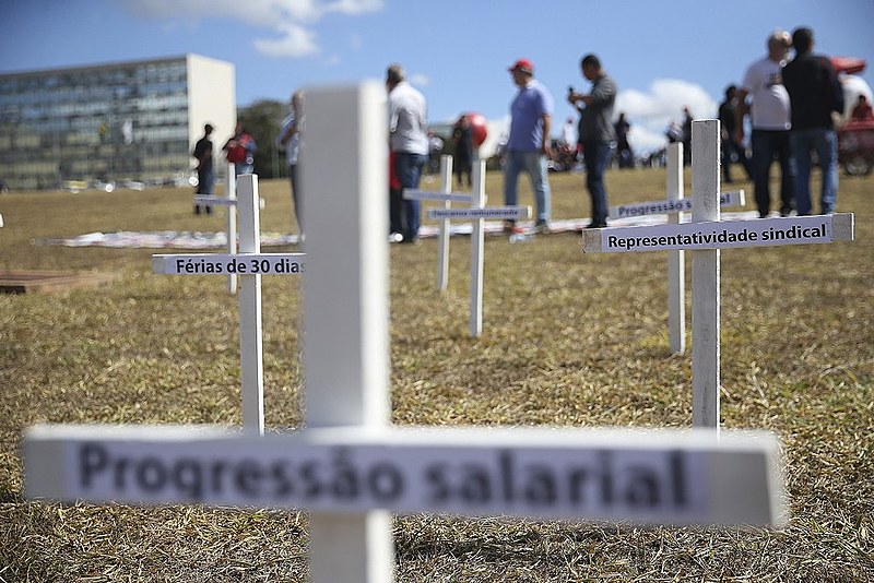 A reforma visa uma submissão total do trabalhador ao patrão, permitindo que o que hoje é ilegal, seja amparado por lei.