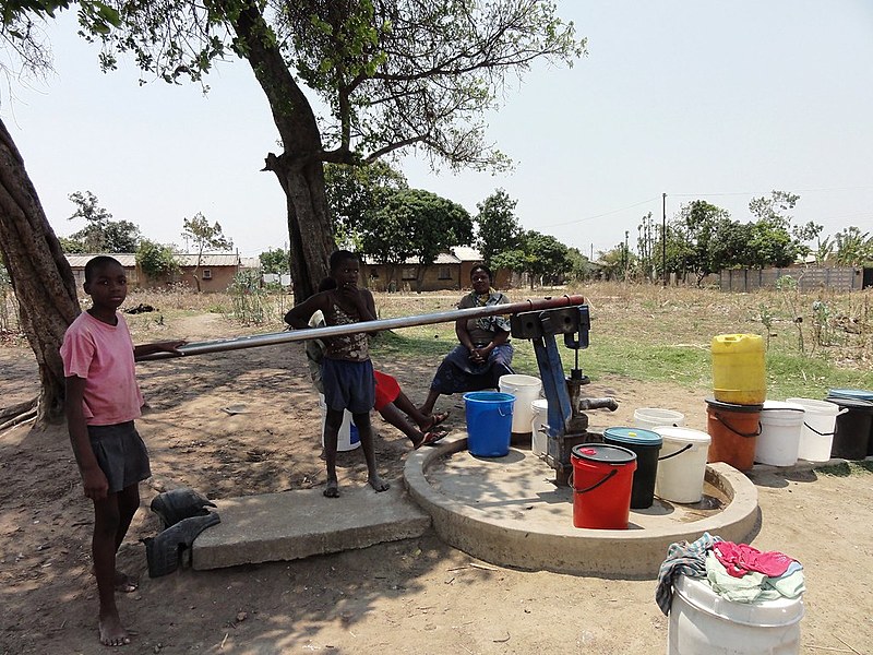 Mulheres e crianças no Norte do Zimbábue; mesmo com crise econômica, não houve fome no país africano, diz professor