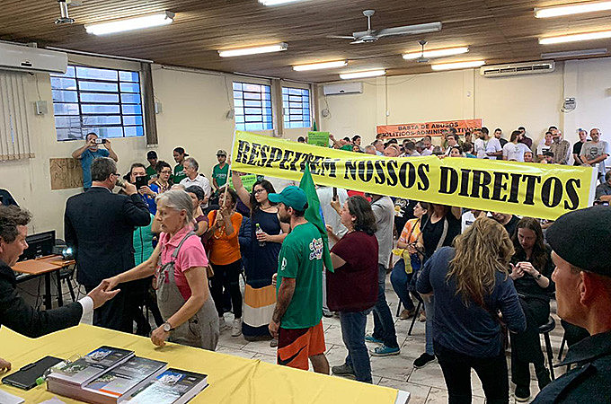Sob intensos protestos, consulta pública foi encerrada sem apresentação do projeto