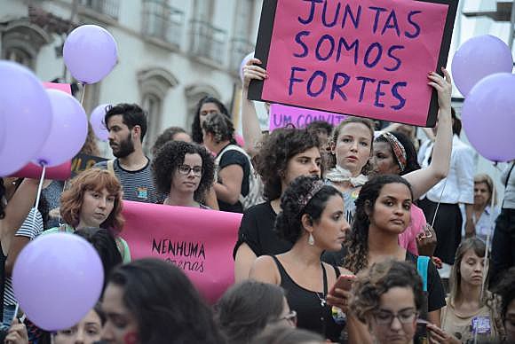 Mulheres fazem caminhada em solidariedade às manifestações feministas na América Latina, que tem países com alta taxa de feminicídio