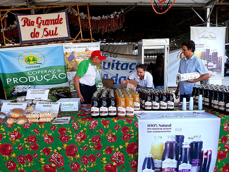 Residents of settlements sell great diversity of products at the 3rd National Agrarian Reform Fair in São Paulo