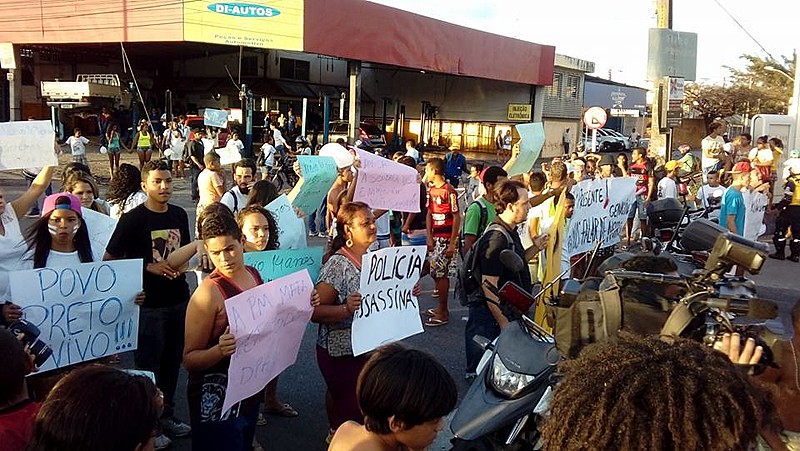 Comunidade do Ibura e movimentos de juventude realizam protesto contra o fim do extermínio da juventude negra.