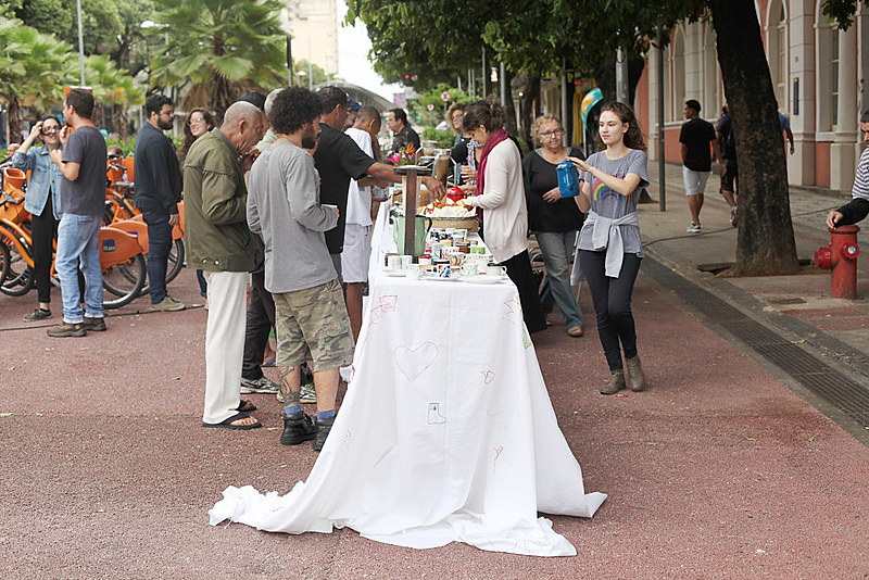 “É sobre olhar no olho do outro, compartilhar o espaço público, comer junto. É um convite à rua”, diz Thereza