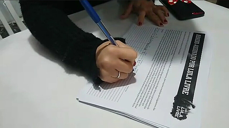 Lurian Cordeiro, filha de Lula, levou o abaixo-assinado na Vigília Lula Livre