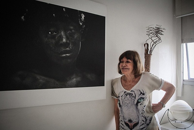 Fotógrafa Claudia Andujar posa em frente a uma de suas fotografias, em sua casa, em São Paulo