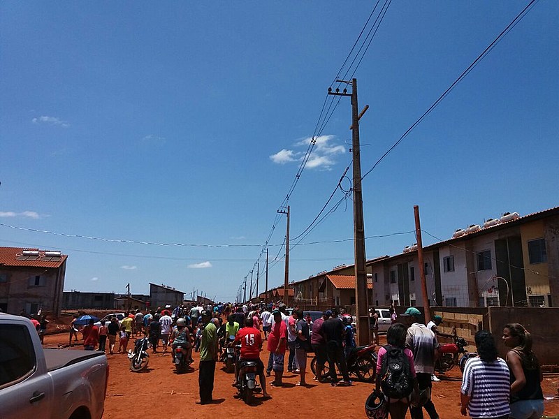 Cerca de 3 mil pessoas vivem na ocupação Flores do Campo, onde estava um canteiro de obras paradas