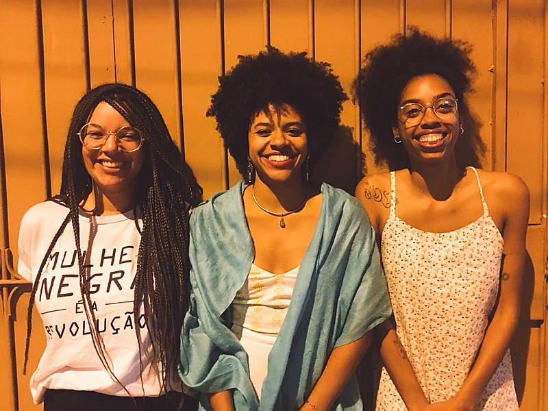 A diretora Débora Britto e parte da equipe, com as baianas Safira Moreira, diretora de fotografia e Gabriela Palha, responsável pelo áudio.