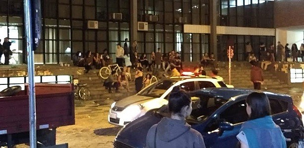 Na noite de terça (09), um estudante da UFPR ,que usava um boné do MST, foi violentamente atacado aos gritos de "Aqui é Bolsonaro"