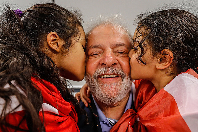 Lula recebe o carinho de crianças no Sindicato dos Metalúrgicos do ABC, de onde acompanhou atos pelo país