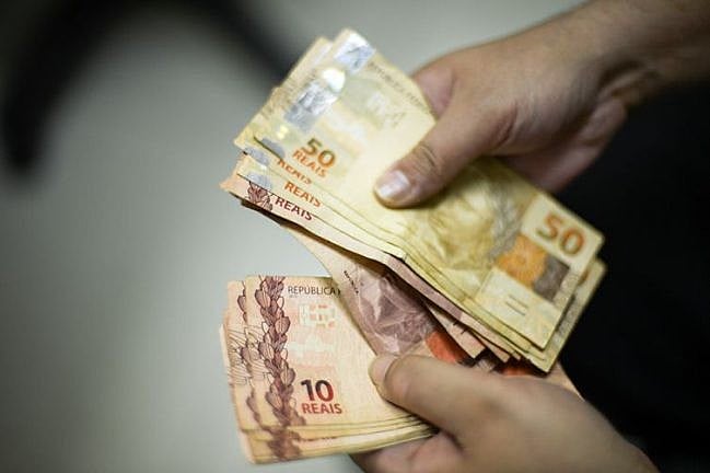Ao todo, 73,03% das famílias brasileiras receberam menos de seis salários mínimos por mês entre 2018 e 2019. Há nove anos, eram 68,4%.