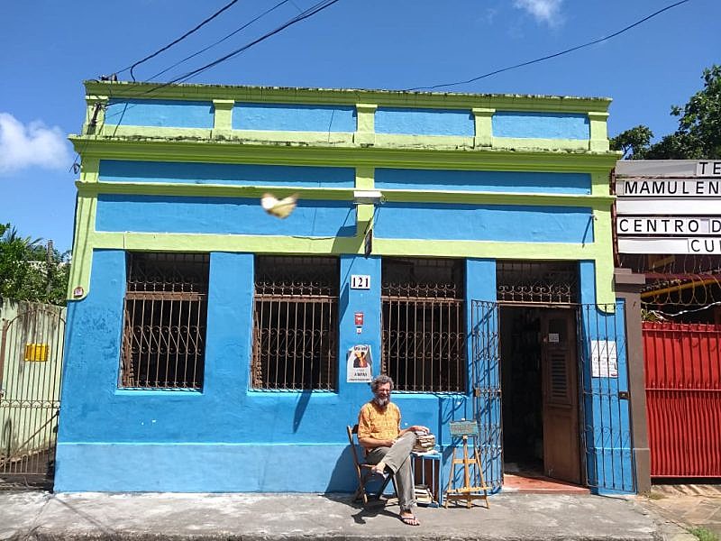 Lançamento acontece no Sebo Casa Azul, no bairro do Carmo