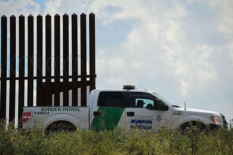 Só no centro de detenção em Clint, no Texas, 350 crianças e adolescentes estão alojadas em condições precárias