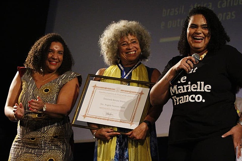 Deputada estadual Renata Souza (Psol), Angela Davis e Luyara Franco, filha de Marielle