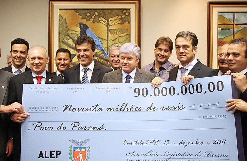 Beto Richa recebe cheque simbólico de devolução de valores da Alep para o governo paranaense