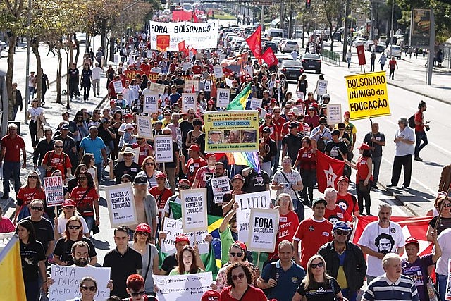 Caminhada pela manhã no centro de Curitiba no dia 14 de julho