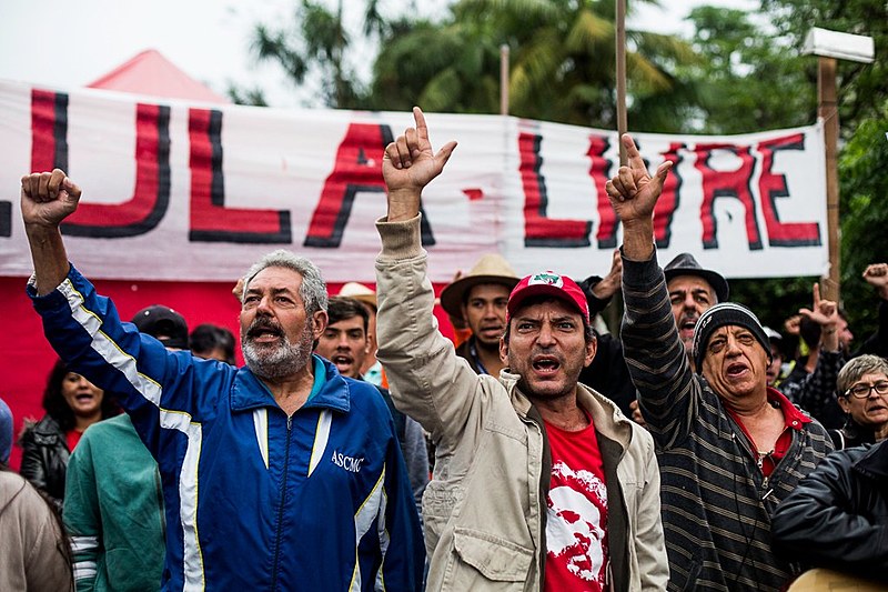 Vigília Lula Livre resiste há 228 dias em frente à sede da Polícia Federal, em Curitiba