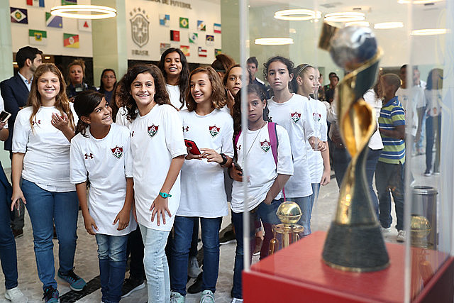 O futebol feminino vem ganhando cada vez mais espaço junto dos torcedores e quebrando algumas barreiras históricas