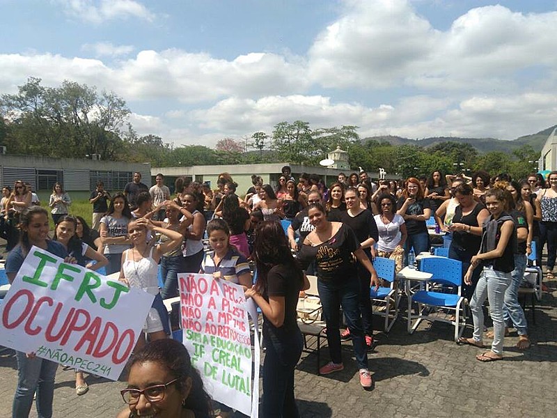 Alunos de Instituto Federal de Educação protestam contra governo Temer