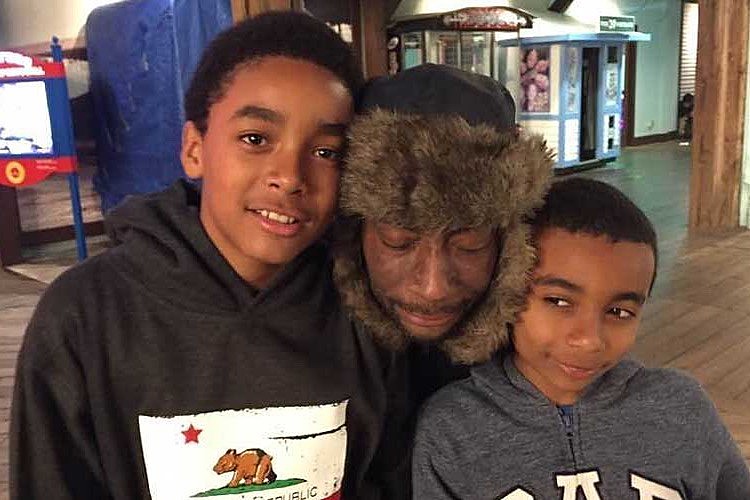 Dewayne Johnson com seus filhos de 10 e 13 anos. "Tenho encorajado-os a passar tempo com o pai", diz a mãe.