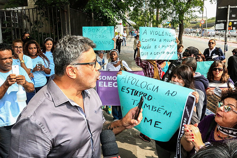 Mulheres fazem ato em frente ao Tribunal de Justiça em SP no julgamento da ação que Alexandre Frota moveu contra Eleonora Menecucci