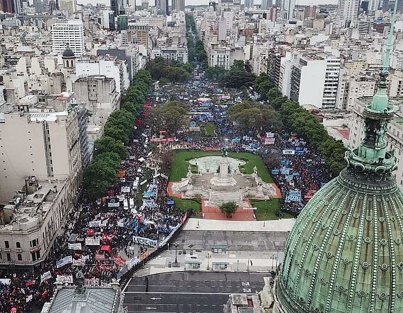 Milhares de argentinos protestam ao redor do Congresso, blindado por policiais