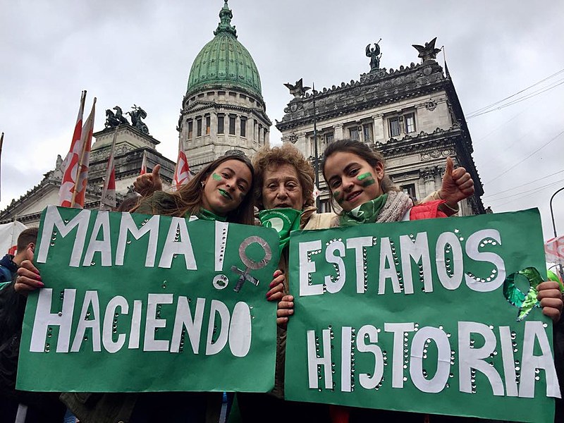 Manifestantes pró-legalização do aborto ocupam às dezenas de milhares as ruas da capital argentina.