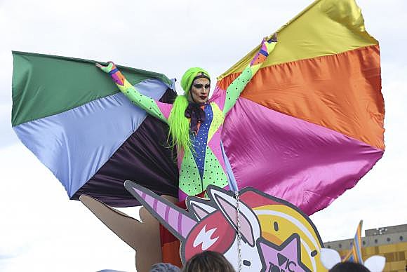 A 20º Parada do Orgulho LGBT de Brasília leva multidão à Esplanada dos Ministérios