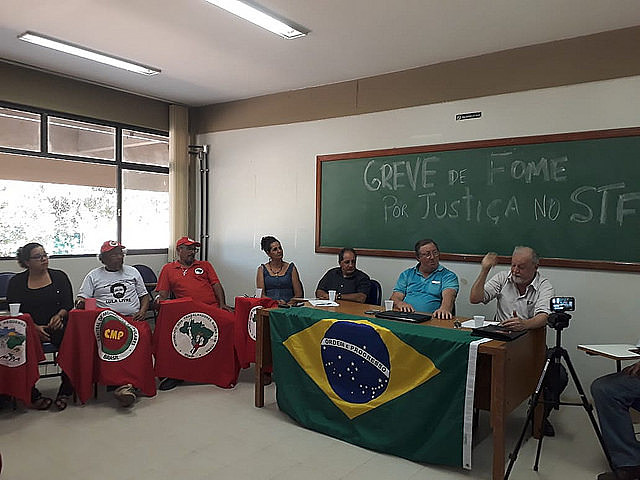 Six strikers and MST leader João Pedro Stedile held a press conference this Monday