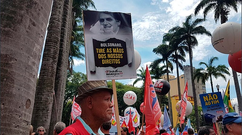 O sistema atual, baseado no princípio da solidariedade social, está sendo substituído por um regime de capitalização