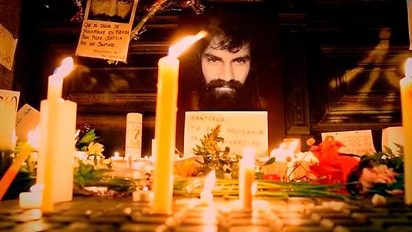 O documentário questiona o que teria acontecido com Santiago Maldonado há um ano e quem seriam os responsáveis pela sua desaparição