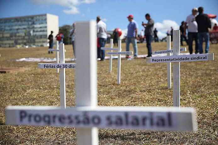 Integrantes de Centrais Sindicais ocupam o gramado em frente ao espelho d’água do Congresso em protesto contra a reforma trabalhist