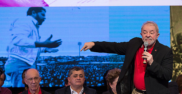 Lula dando un discurso durante Congreso del PT, en Brasilia; evento señala elección de la nueva directiva partidaria