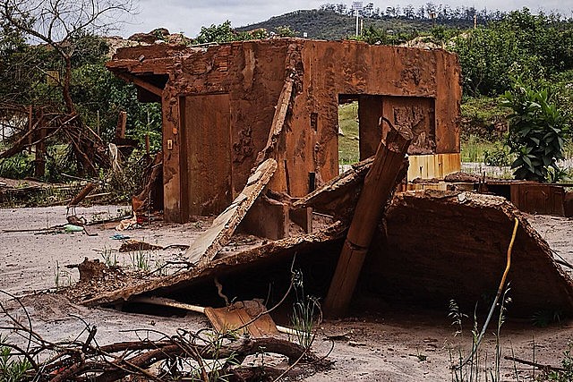 A building destroyed by a Vale dam disaster; the miner hires high-profile law firms and consultants, including former Supreme Court justices
