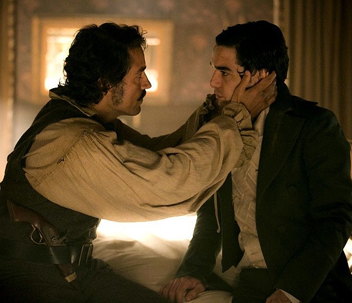André (Caio Blat) e Tolentino (Ricardo Pereira) em "Liberdade, Liberdade"