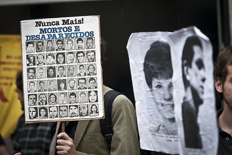 Manifestação em 2012, em São Paulo, para expor publicamente ex-militar reformado acusado de ter comandado sessões de tortura