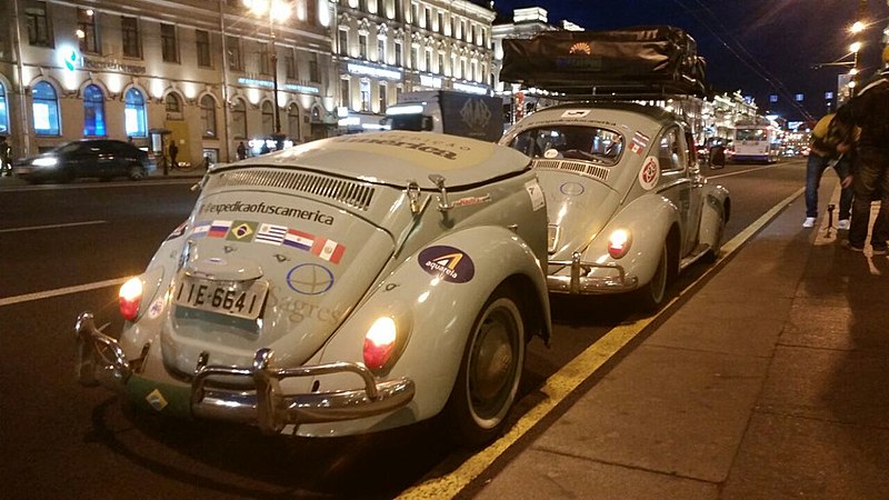 Fusca estacionado na avenida Nevsky, uma das mais movimentadas de São Petersburgo