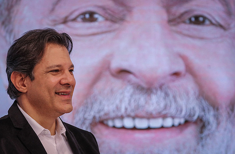 Fernando Haddad representa Lula durante debate político com apoiadores