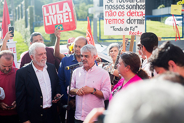 Humberto Costa em ato na Vigília Lula Livre