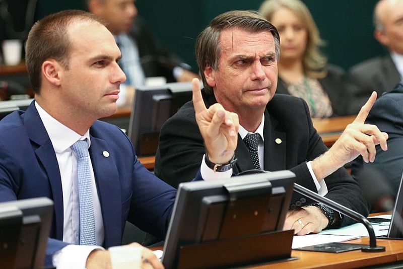 A importação de armamentos é bandeira pessoal dos Bolsonaro