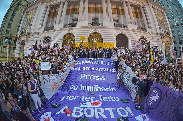 En el centro de Rio de Janeiro, mujeres protestan por la legalización del aborto