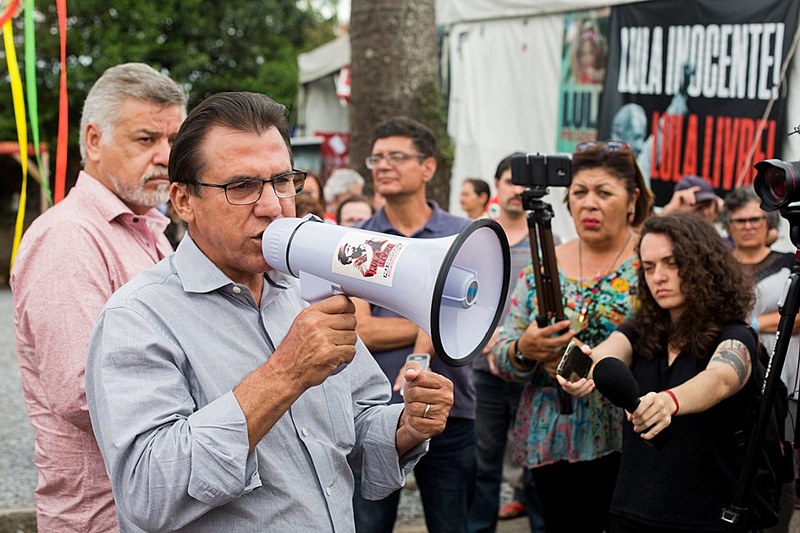 O presidente do Sindicato dos Metalúrgicos do ABC, Wagner Santana, e o ex-ministro Luiz Marinho falam a Vigília, após visitarem Lula na PF.