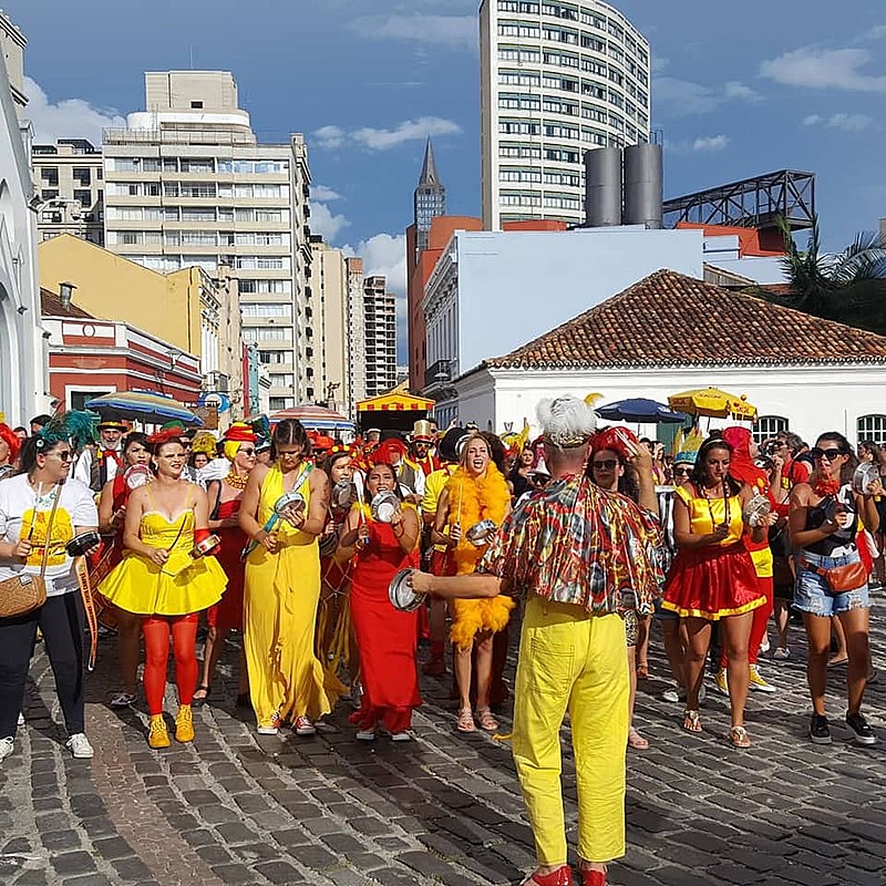 Bloco Garibaldis e Sacis sobe o  Largo da Ordem, no centro histórico de Curitiba.
