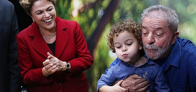 Lula abraça Arthur, que faleceu aos 7 anos devido a uma meningite meningocócica.