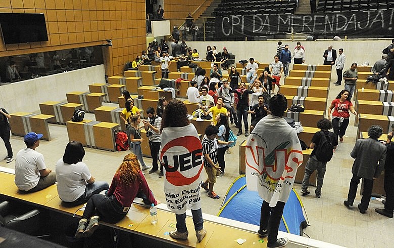 Em 3 de maio, estudantes ocuparam o plenário da Assembleia para exigir a instalação de CPI sobre a merenda