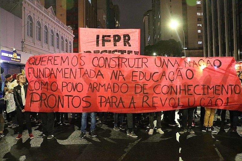 É hora de fortalecer ainda mais a luta no chão das escolas e universidades, unindo professores, funcionários e estudantes num só coro.